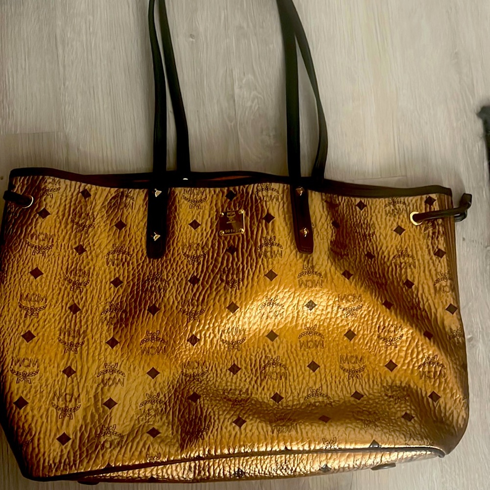 MCM PURSE METALLIC GOLD.
